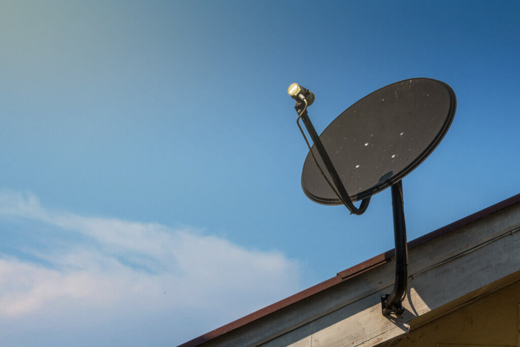 una antena parabólica instalada en una vivienda