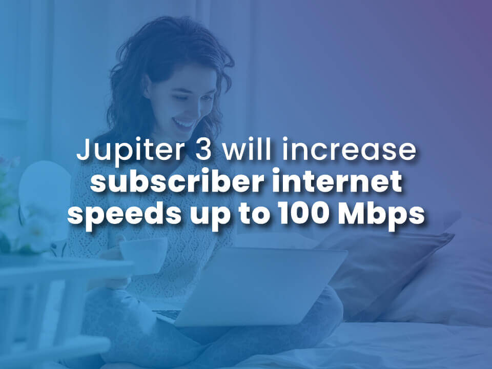 Jupiter 3 aumenta la velocidad de Internet a 100 Mbps para una mujer sonriente que trabaja con su portátil