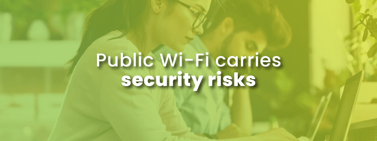 el wi-fi público presenta riesgos de seguridad con la imagen de dos jóvenes en una cafetería