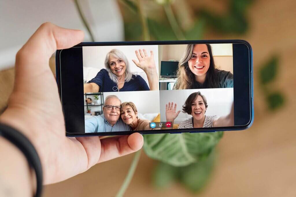 una reunión móvil con zoom en un dispositivo celular