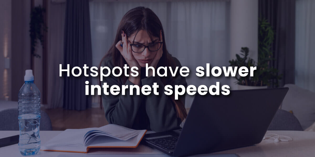 una mujer parece frustrada por la lentitud de la conexión a internet de su hotspot