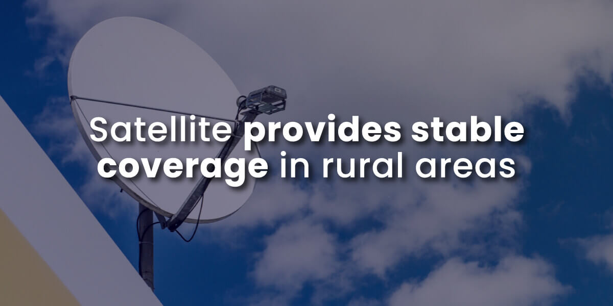 antena parabólica en el tejado que proporciona cobertura estable en zonas rurales