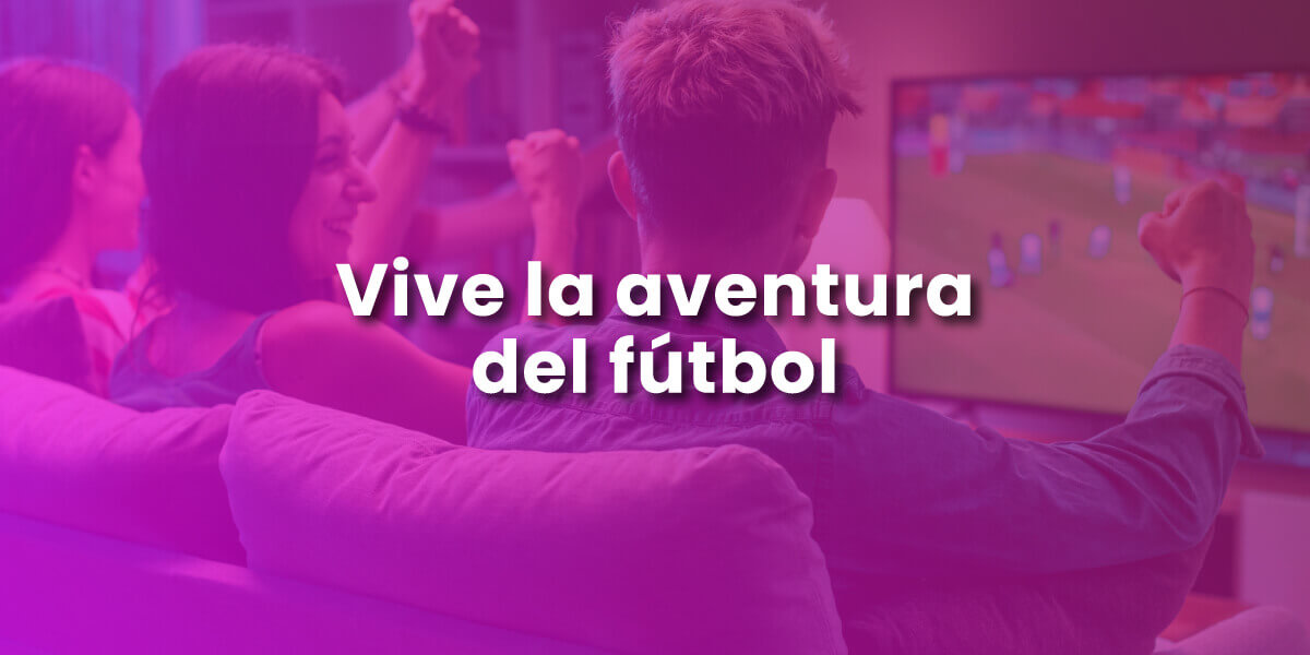 Familia mira partido de fútbol en la tele