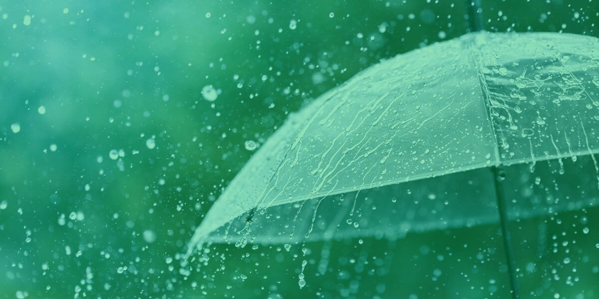 paraguas con lluvia para mostrar los efectos del tiempo en Internet por satélite