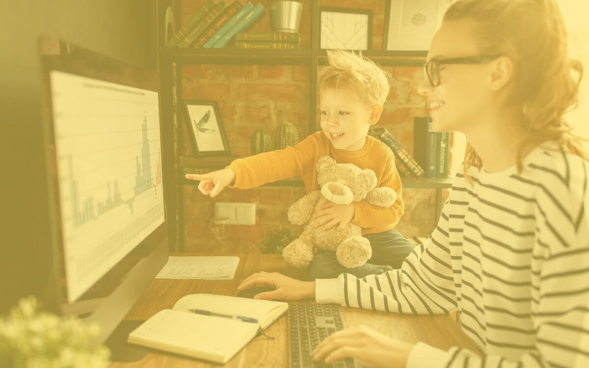 una mujer trabaja desde casa con internet las mejores para trabajar a distancia mientras su hijo la vigila