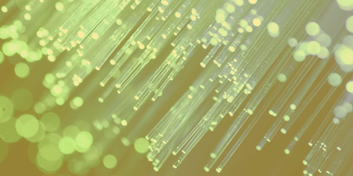 Internet de fibra muestra su velocidad con luces de fibra óptica que fluyen