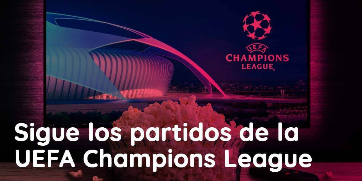 UEFA Champion League en la pantalla de la tele y palomitas listas para comer