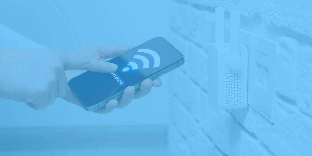 un internauta utiliza una aplicación de teléfono para instalar un repetidor wi-fi