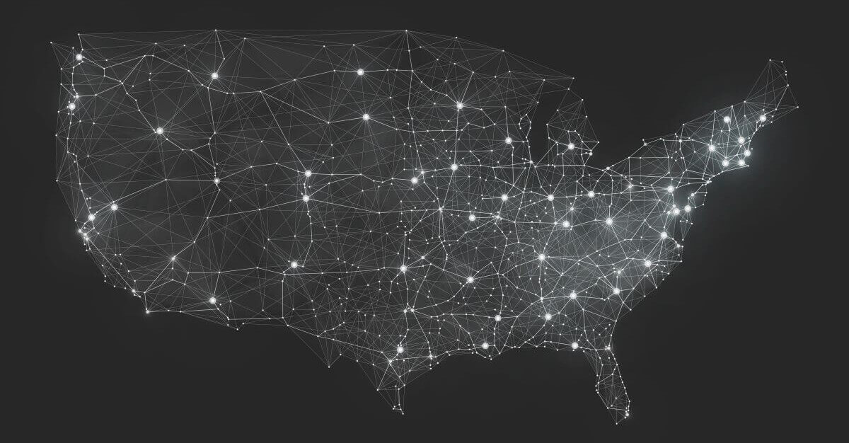 EE.UU. nº 7 en velocidad de Internet mostrada con un mapa nocturno y luces digitales en todo el país