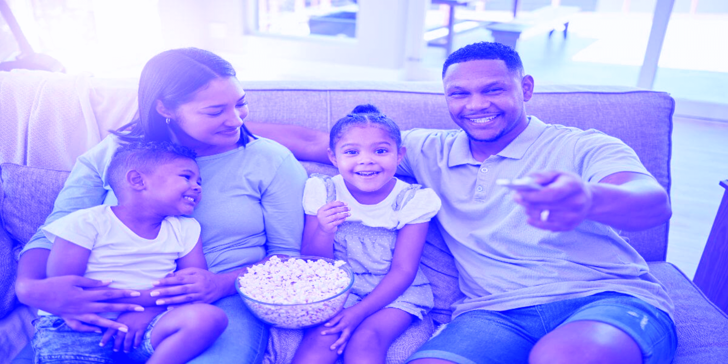 Familia viendo televisión