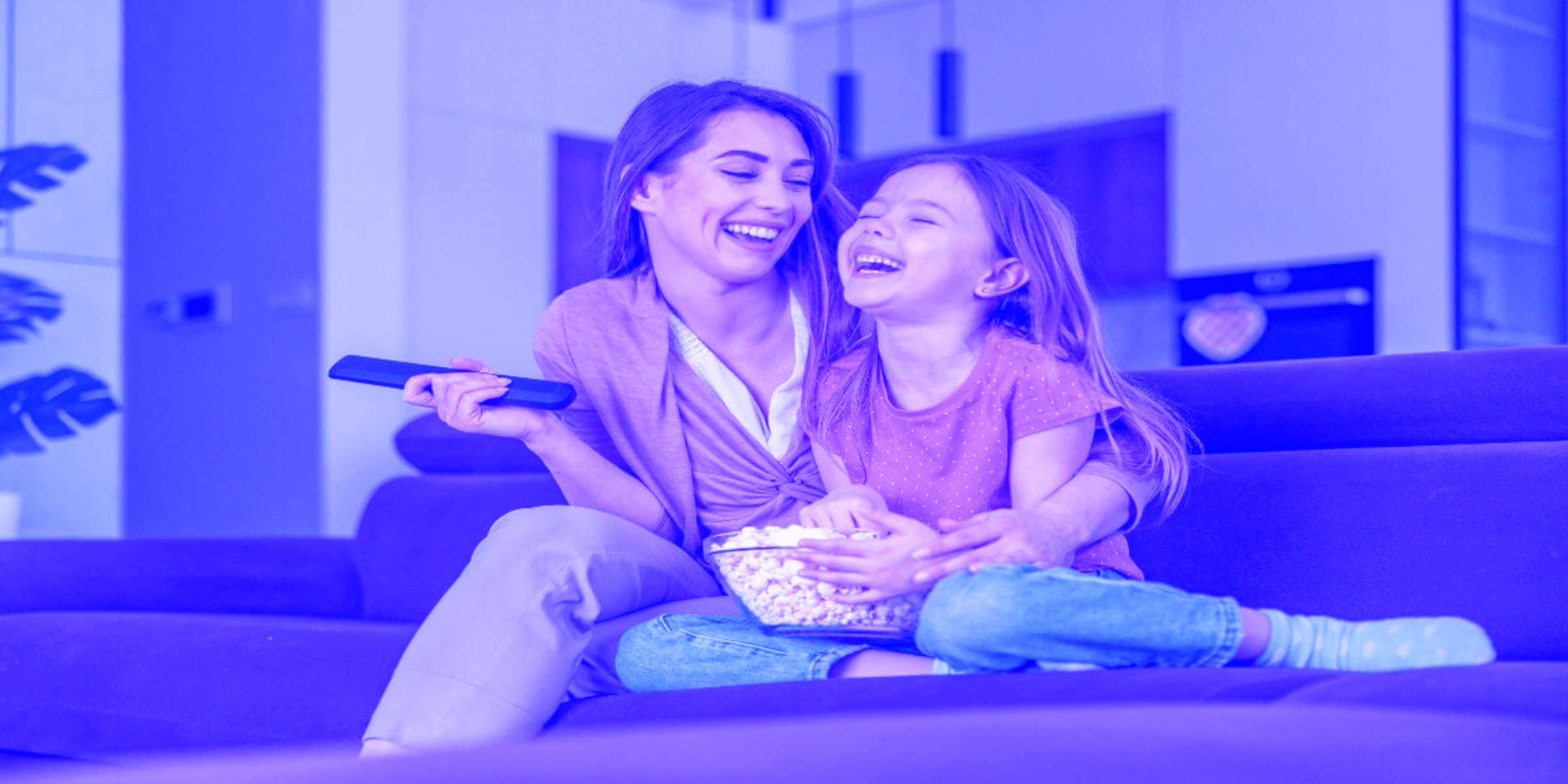 Mamá e hija disfruntando de la tele