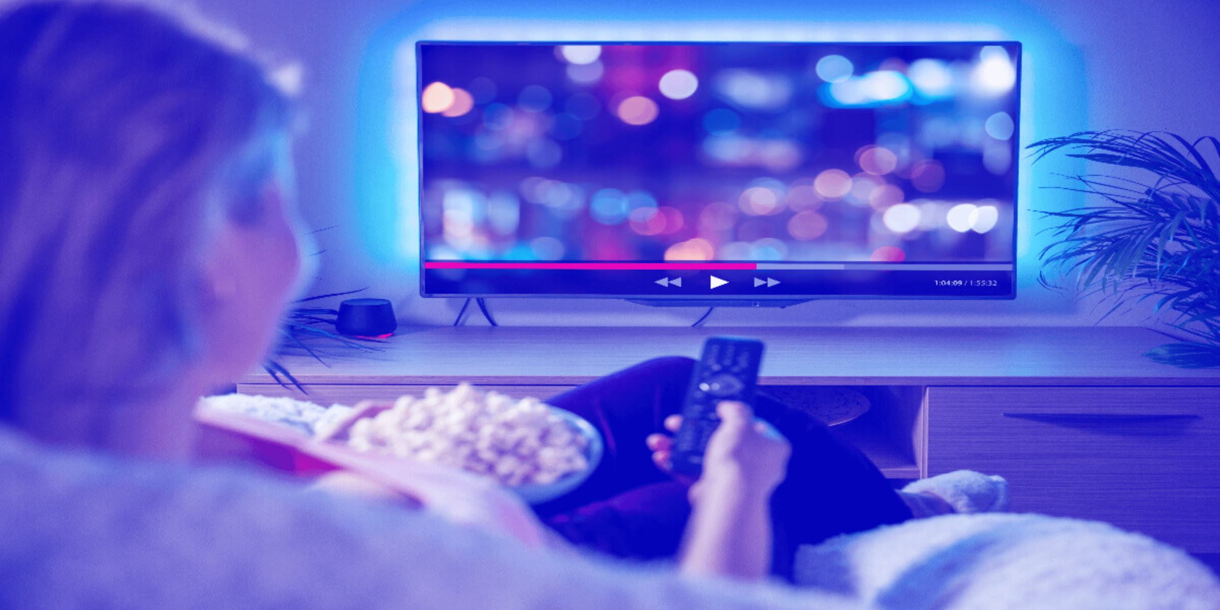 Joven viendo televisión y comiendo palomitas de maíz