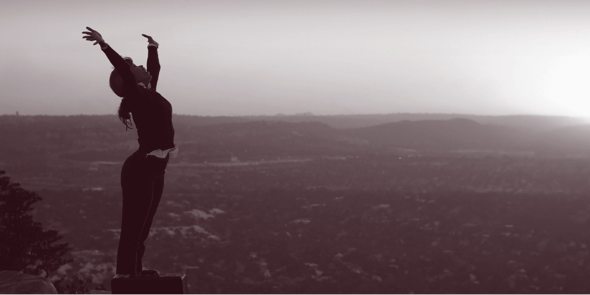 Mujer en la cima de una montaña