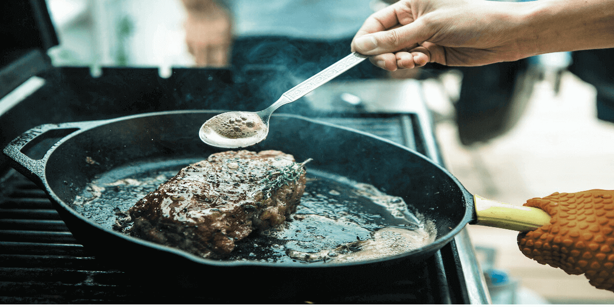 Hombre cocina steak