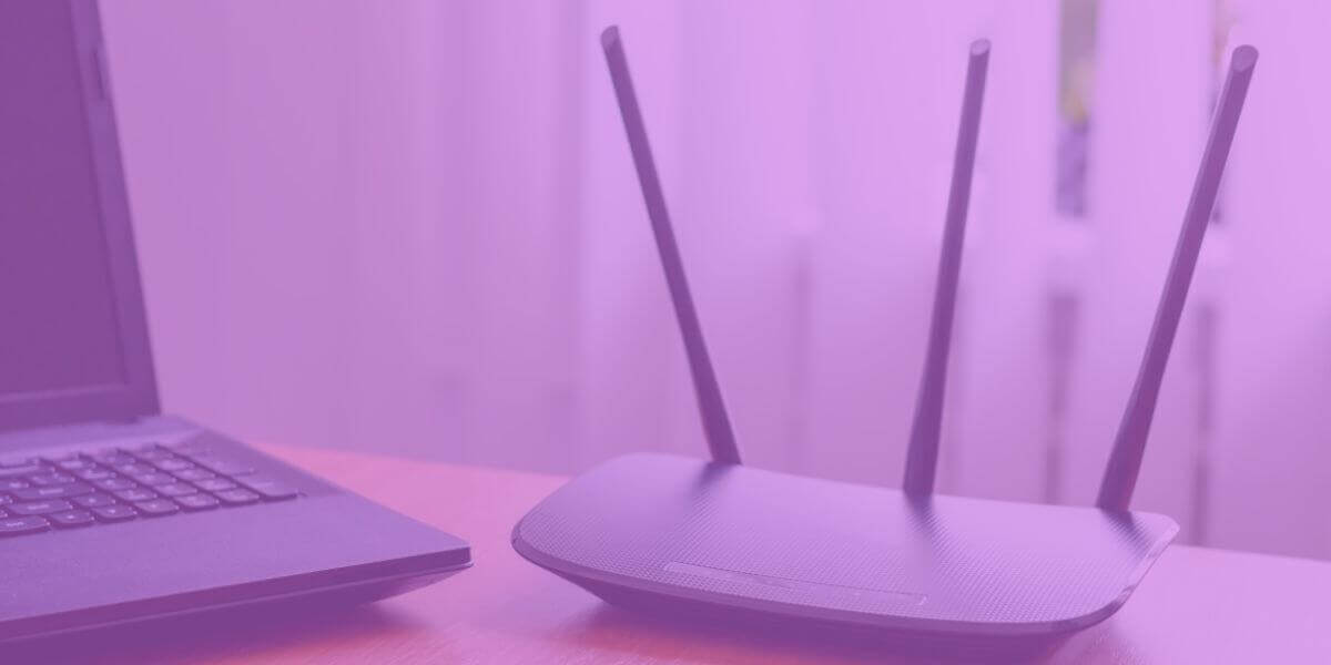 router con antenas muestra la optimización de las señales Wi-Fi direccionales