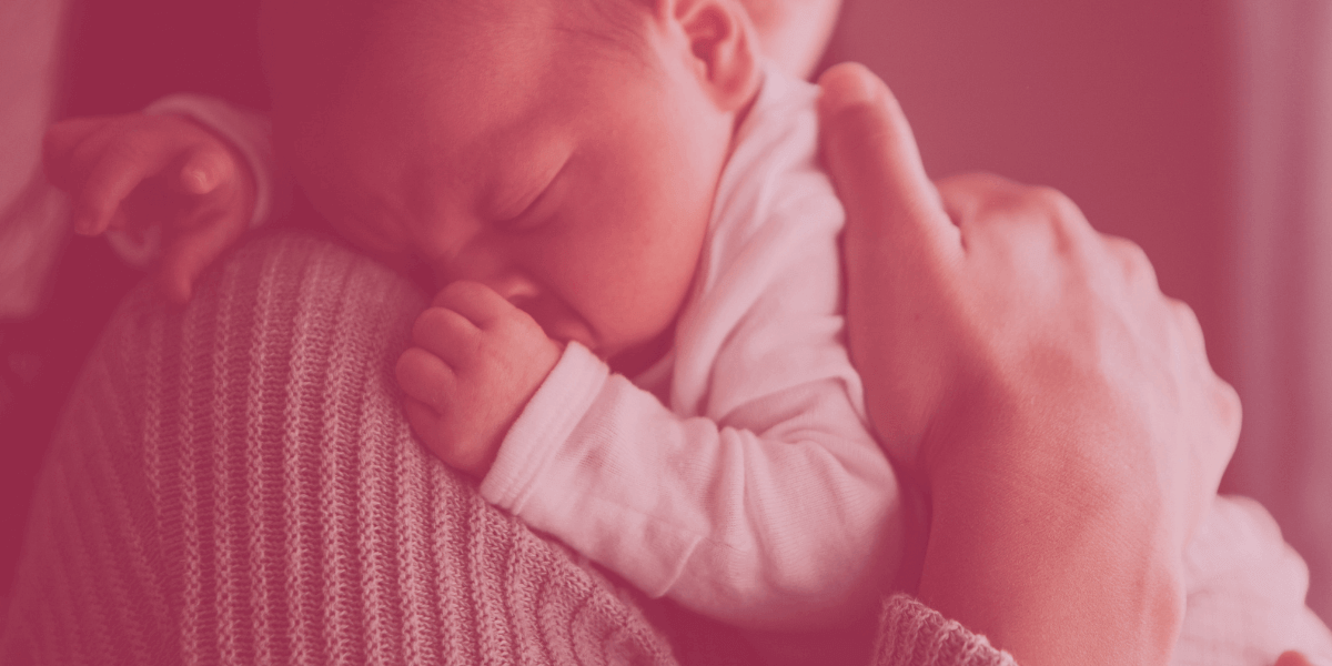 Mamá con bebé en brazos