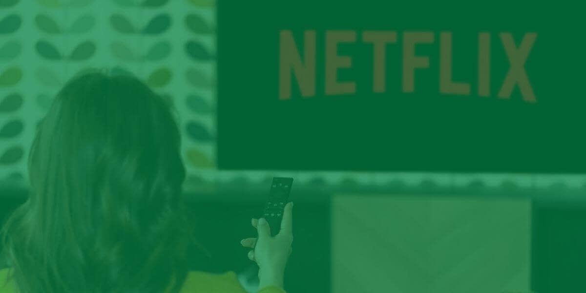 Mujer disfrutando de una película 4K en streaming desde Netflix
