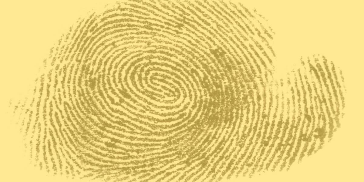 imagen de huella dactilar de tinta negra sobre fondo amarillo