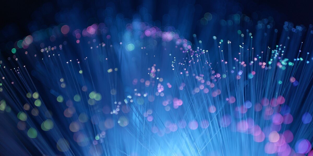 internet por fibra mediante señales luminosas en cables de fibra óptica