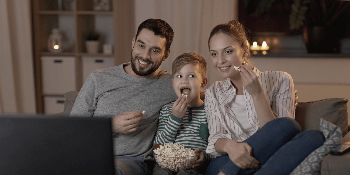 Familia viendo televisión