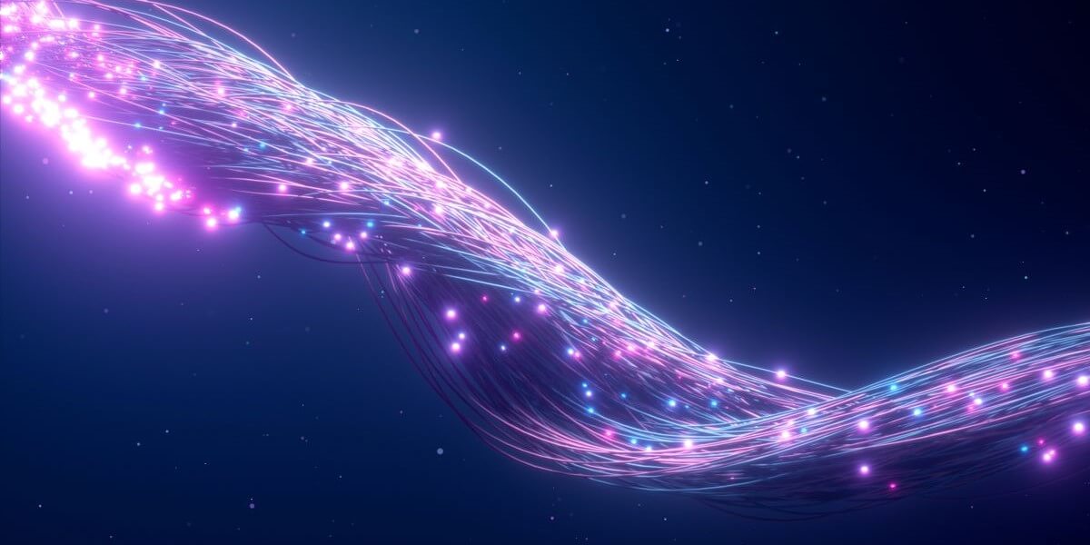 Luces de Internet de fibra que viajan en púrpura en una pantalla oscura