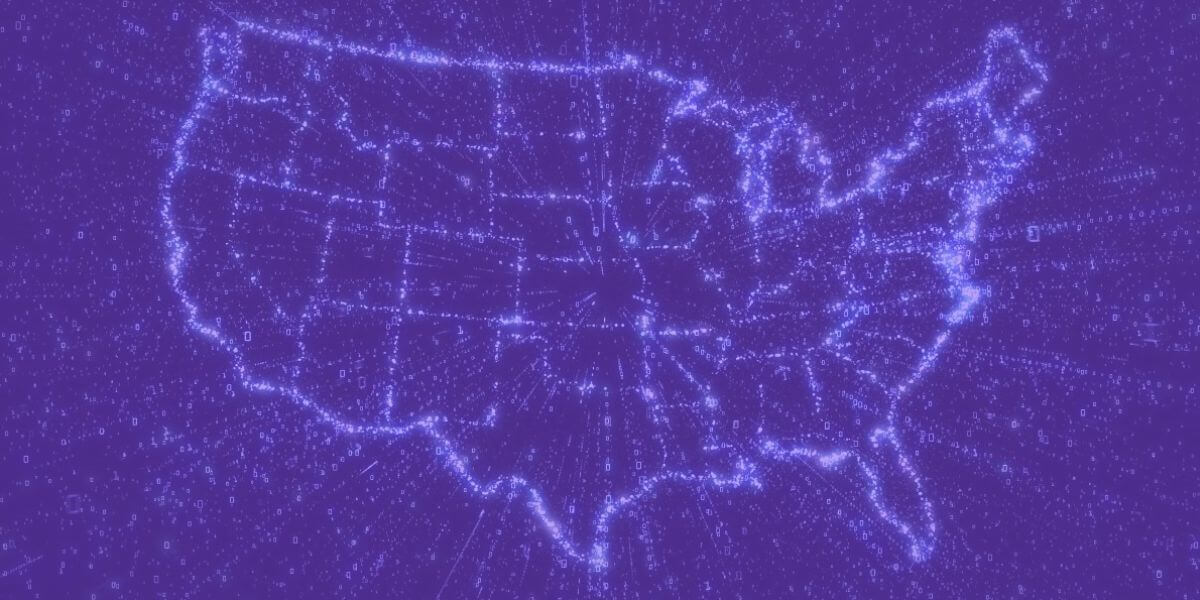 Mapa de Estados Unidos delineado con luces púrpuras digitales.