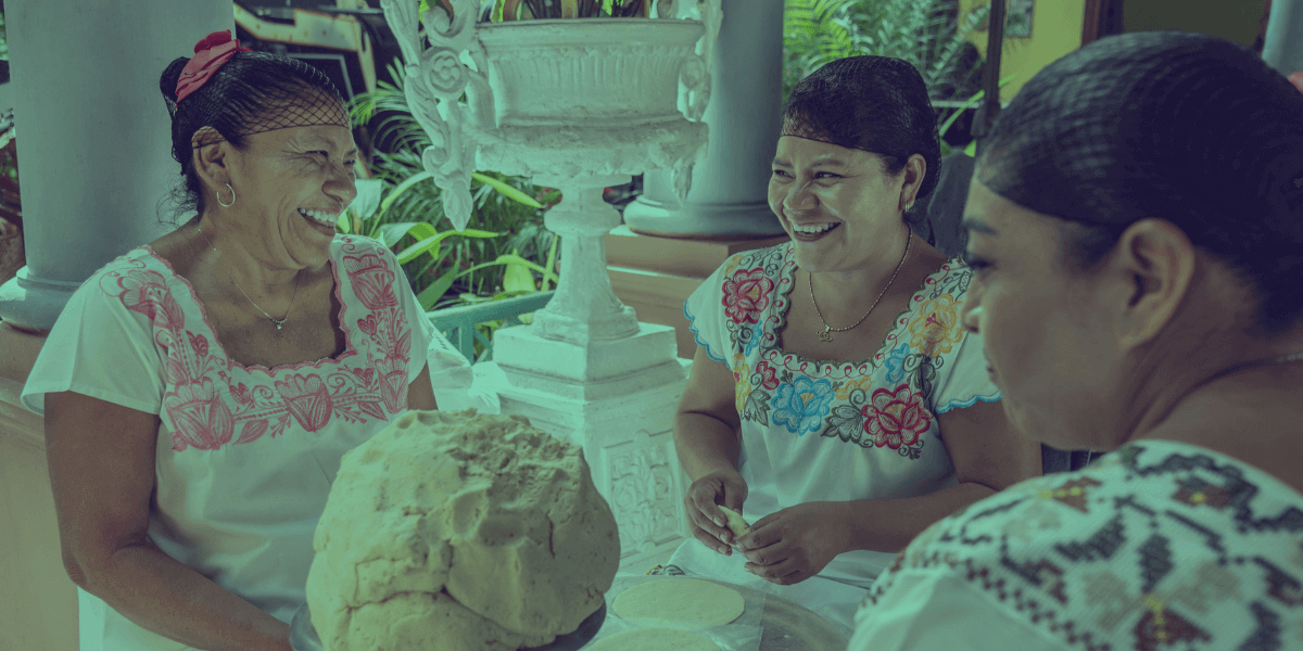 Mujeres mexicanas haciendo tortillas