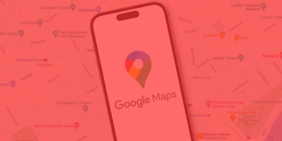 imagen del logotipo de Google Maps en un teléfono móvil delante de un mapa digital