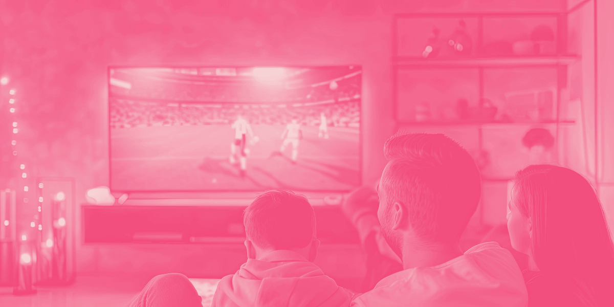 Familia viendo fútbol