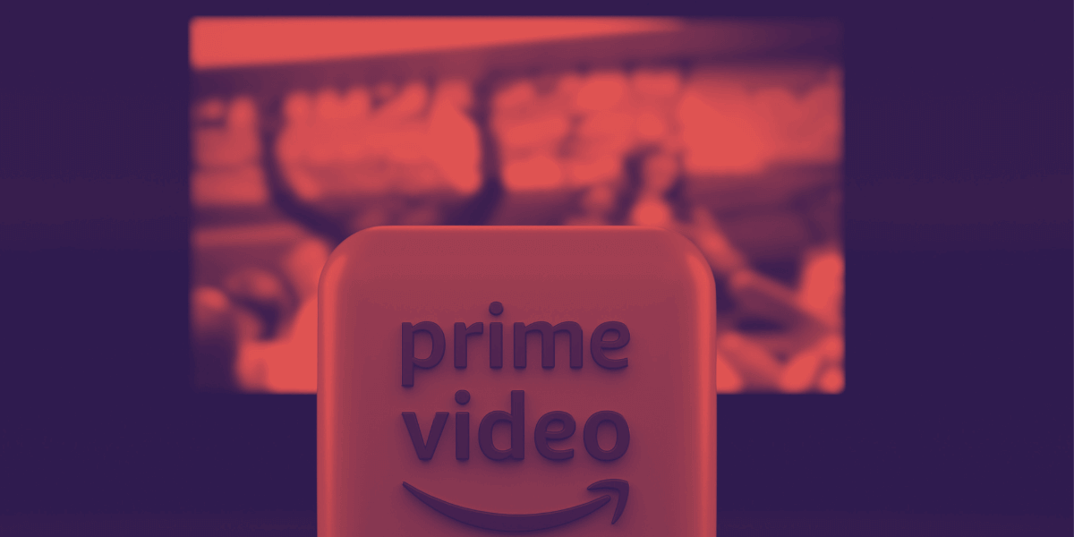 Prime Video y televisor de fondo