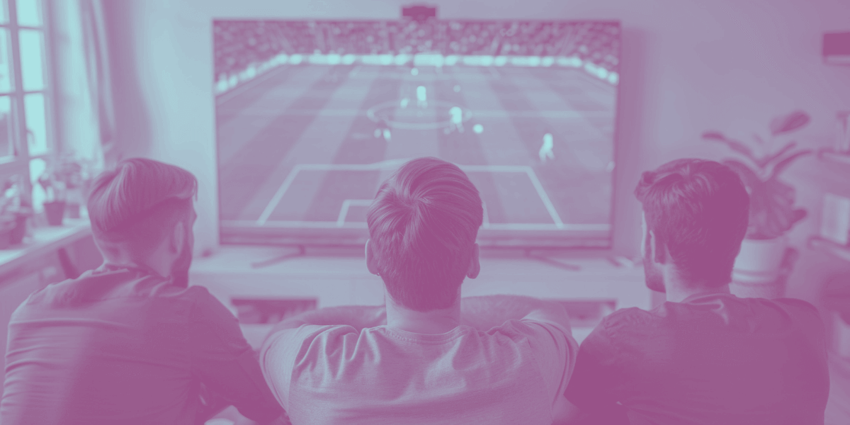 Muchachos viendo partido de fútbol en televisión