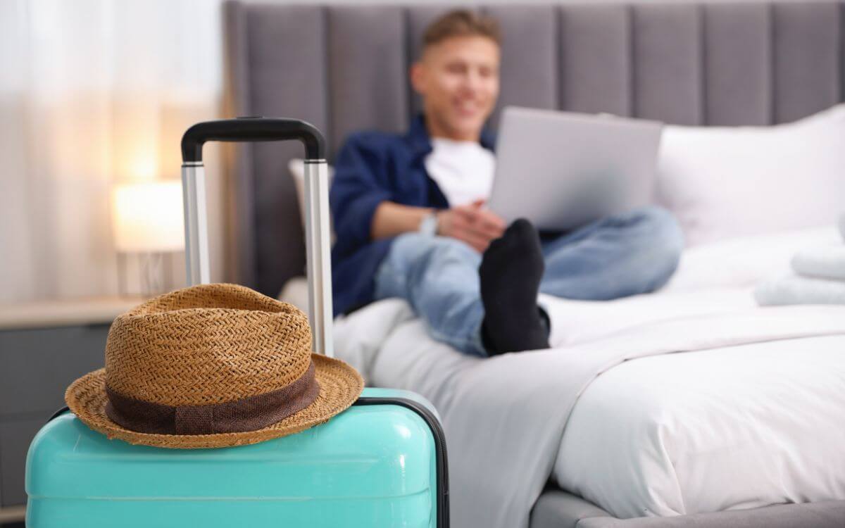 https://compareinternet.com/blog/how-to-choose-the-best-wifi-for-airbnb/