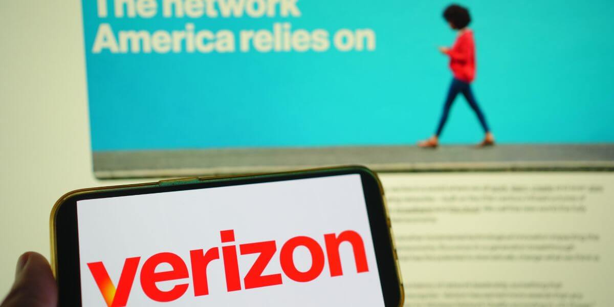 hand holding phone saying verizon