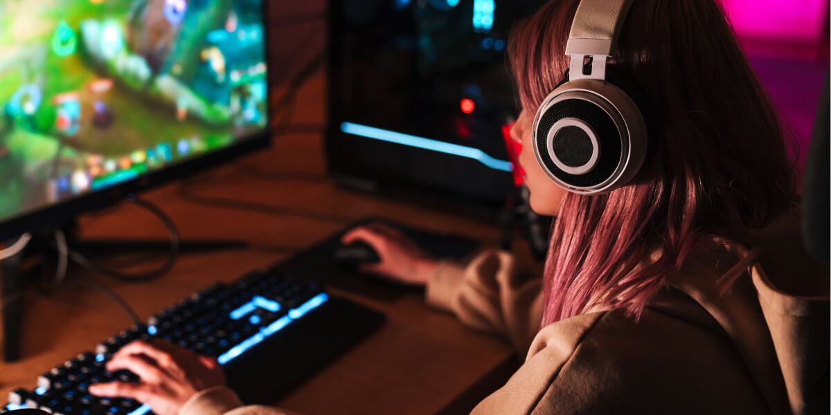 woman playing PC games