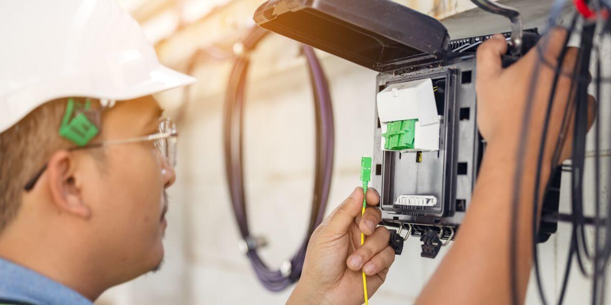 worker installing fiver