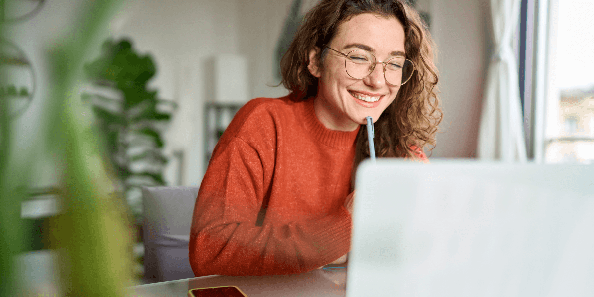 girl smiling at her laptop