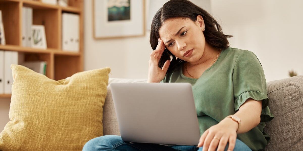 woman frustrated at laptop